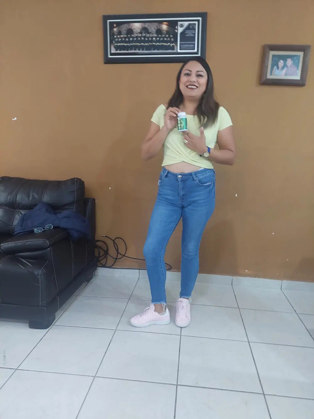 Clienta mostrando un frasco de Consiente-T