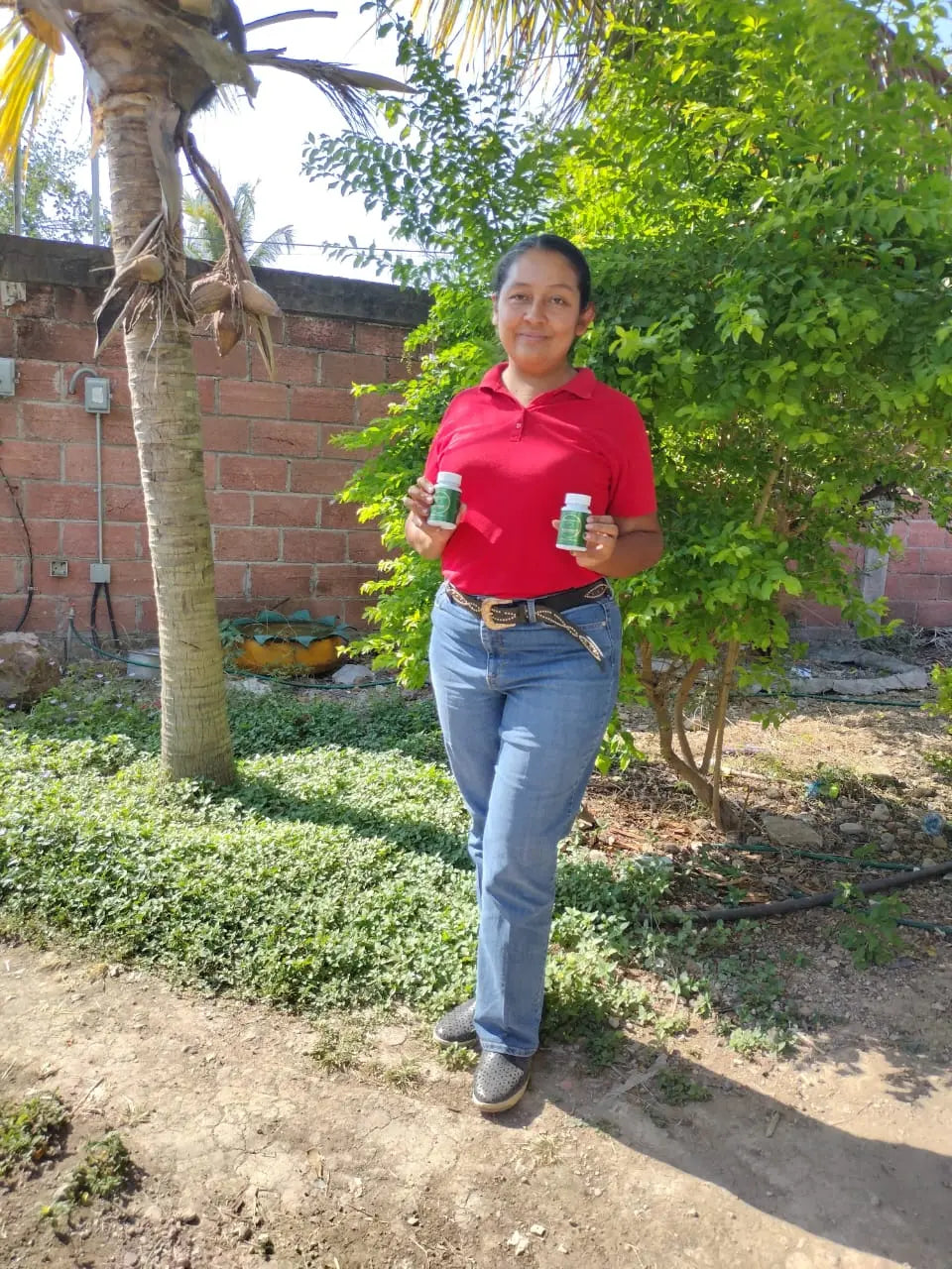 Clienta al aire libre con frascos de Consiente-T